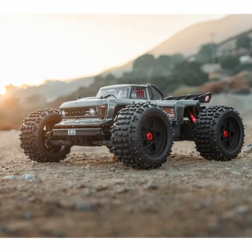 ARRMA 1/10 OUTCAST 4S 4X4 Brushless Stunt Truck RTR Gun Metal 80km/h zonder accu en lader