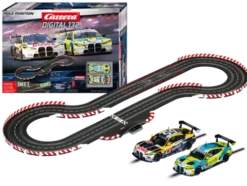 Carrera Digital 132 Pole Position Racebaan BMW M4 GT3 ROWE Racing No.99 en BMW M4 GT3 RAM Racing No.15 + Draadloze 2.0 regelaars – 20030046