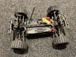 1/18 Chassis – Brushed, gebruik1/18 Chassis – Brushed, gebruikt, perfect voor onderdelen of als hobbychassis, geen garantie – What You See Is What You Gett, perfect voor onderdelen of als hobbychassis – What You See Is What You Get