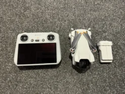 DJI Mini 3 compleet met DJI RM330 Smart Controller en DJI accu in een TOP (nieuw) staat met 1 jaar garantie!
