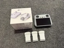 DJI Mini 4 Pro (helemaal verzegeld en nieuw) met RC331 Smart Controller en totaal 3x DJI batterijen met 1 jaar garantie!