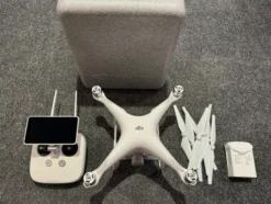 DJI Phantom 4 Pro met DJI LCD scherm en batterij met propellers en lader in een nette staat!