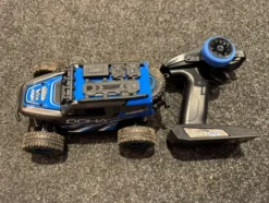 Maverick Doha 1/20 4WD Electric Monster Truck Met LED Verlichting Blauw Compleet Met 600mAh Li-Ion Accu En Lader – 25 km/h (Donor Chassis Gebruikt / Niet Compleet)!