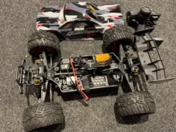 Maverick RC Quantum+ XT Flux 3S 1/10 4WD Stadium Truck – In Topconditie, 2x Gebruikt, Let Op: Lager Los bij Middenas