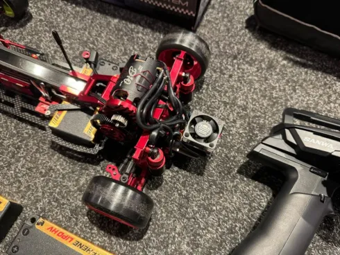 MST RMX 2,5 Balldiff 2WD 1/10 Drift Car + ReveD RD Spec Brushless ESC BREVE + Hobbywing Xerun D10 Drift Motor 10.5T + Sanwa MT-5 met RX493i ontvanger + 3x lipo batterij en helemaal vol met aluminium (echt als nieuw)!