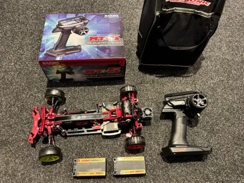 MST RMX 2,5 Balldiff 2WD 1/10 Drift Car + ReveD RD Spec Brushless ESC BREVE + Hobbywing Xerun D10 Drift Motor 10.5T + Sanwa MT-5 met RX493i ontvanger + 3x lipo batterij en helemaal vol met aluminium (echt als nieuw)!