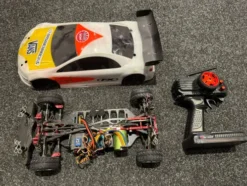 Onroad 1/10 chassis met body en banden + brushless motor en regelaar + servo + zender set (niet compleet / gebruikt)!