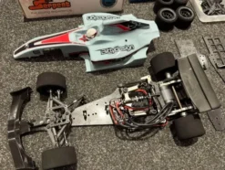 Serpent SF3 chassis met Hobbywing MAX10 en Hobbywing 4000kv motor en hoop extra onderdelen!