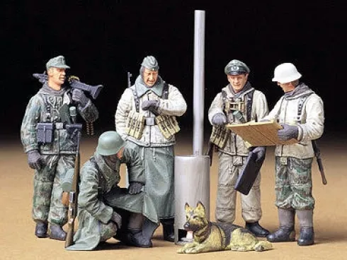 Tamiya GER.SOLDIERS AT FIELD BRIEFING – 1:35 bouwpakket