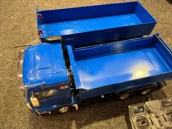Tamiya Mercedes Benz Arocs 3348 1/14 RC Tipper Truck + Trailer helemaal compleet met Carson zender en accu in de kleur blauw!