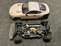 Tamiya onroad brushed RC auto met body, motor, regelaar, servo en ontvanger (gebruikt)!