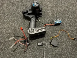 Team Associated zender met ontvanger, crawler 2/3S regelaar met motor en metalen tandwielenservo (nieuw)!