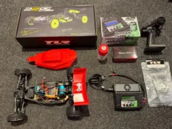 TLR 1/10 22 5.0 2WD DC ELITE Race Kit Dirt/Clay + FlySky FS-G7P+ 10-Kanaals Radiostuur Set + Gens Ace 6000mah 2S lipo + SkyRC Supa Combo 60A 4000kV Motor Set + Toemen Pulsar lader + DSS servo (helemaal nieuw)!