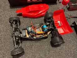 TLR 1/10 22 5.0 2WD DC ELITE Race Kit Dirt/Clay + FlySky FS-G7P+ 10-Kanaals Radiostuur Set + Gens Ace 6000mah 2S lipo + SkyRC Supa Combo 60A 4000kV Motor Set + Toemen Pulsar lader + DSS servo (helemaal nieuw)!