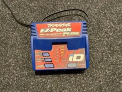 Traxxas EZ-Peak Plus 4-Amp NiMH/LiPo Fast Charger with iD Auto Bat (Versie 2018/2019) – TRX2970GX, helemaal nieuw, mist alleen de doos