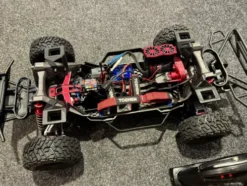 Traxxas Maxx Slash 6S 4WD Short Course Truck Rood RTR TSM 2.4Ghz + Traxxas LED systeem + Traxxas Bluetooth module + GPM/Traxxas aluminium onderdelen echt mega compleet en super deluxe!