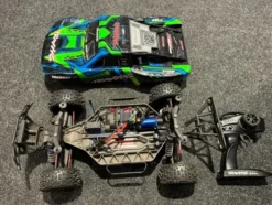 Traxxas Slash 4×4 Ultimate Brushless Shourt Course Truck RTR TSM 2.4Ghz + Traxxas aluminium toelink set + Proline Badlands banden + Traxxas LED set voor en achter (nette staat)!