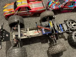 Traxxas Stampede 2WD VXL Monster Truck met 2e body en luxe aluminium dempers + tuning onderdelen + Traxxas stalen aandrijfassen (gebruikt)!