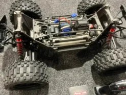 Traxxas X-Maxx 8S Brushless Monster truck RTR met Power HD 40kg servo twv €89.95 en Proline basher body twv €129.95!