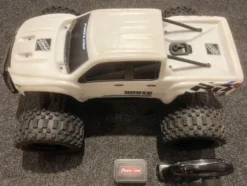 Traxxas X-Maxx 8S Brushless Monster truck RTR met Power HD 40kg servo twv €89.95 en Proline basher body twv €129.95!