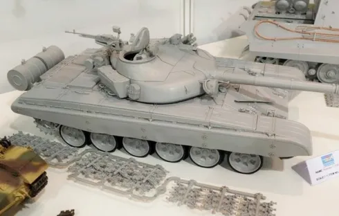 Trumpeter Russian T-72B Mod. 1985 MBT – 1:16 bouwpakket