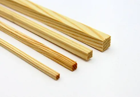 Vuren latje 4x4mm dik – 100cm lang